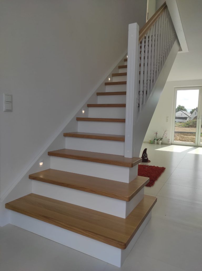 W-11 Holzwangentreppe, ¼ gewendelt, Stufen aus Eiche AB, Wangen in Weiß, Edelstahlstäben