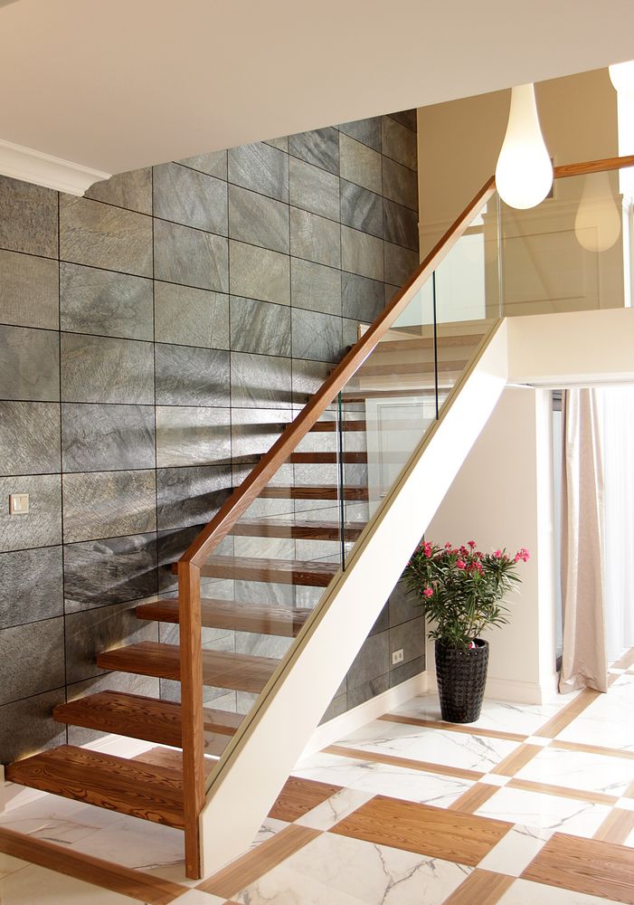 W-33 Holzwangentreppe, Bolzentreppe mit Innenwange, Esche gebeizt, Weiß-Erle, deckende Farbe