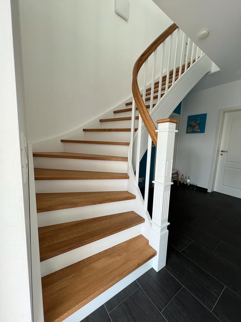 W-12 Holzwangentreppe, ¼ gewendelt, Stufen aus Eiche AB, Wangen in Weiß, Edelstahlstäben, Extra Pfosten