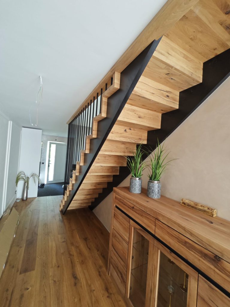 W-15 Holzwangentreppe, gerade, Faltwerkoptik, Aufgesattelte, Stäben bis Decke, Stufen und Setzstufen aus Eiche rustikal