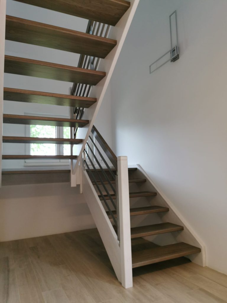 W-16 Holzwangentreppe, ½ gewendelt mit Podest, Stufen aus Eiche AB gebeizt, Wangen in Weiß, Edelstahlgeländer