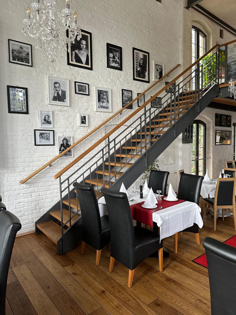 W-47 Stahlwangentreppe in DB703, ¼ gewendelt,  gerade, Stufen aus Eiche AB, Stahlgeländer mit Holzhandlauf