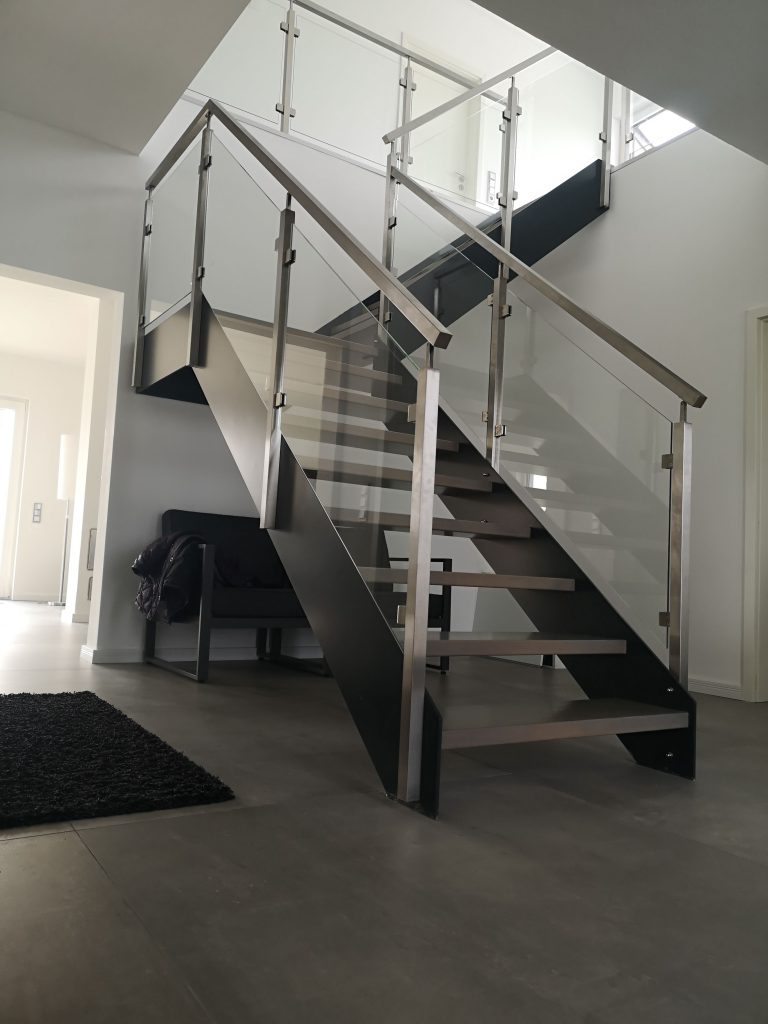 W-48 Stahlwangentreppe in Anthrazit, ¼ gewendelt mit Podest, Stufen aus Buche gebeizt, Edelstahlgeländer, Klarglas