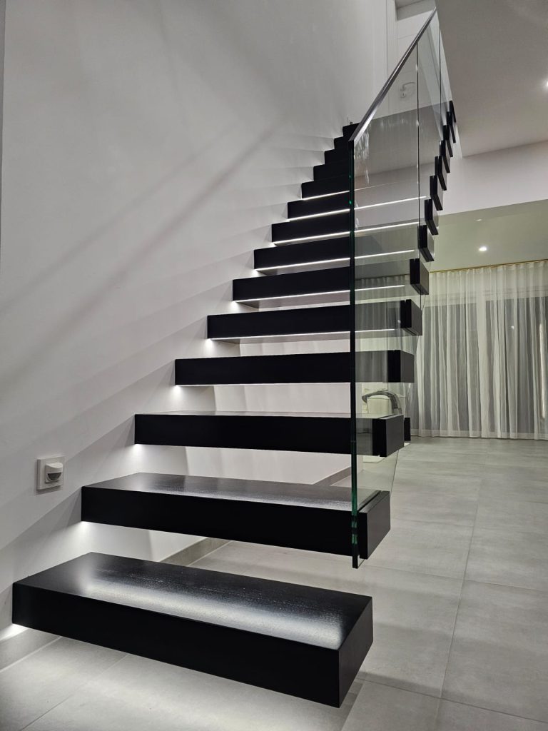 W-55 Kragarmtreppe, gerade, Klarglas, Glasgeländer, Aluminiumschiene, LED Bänder