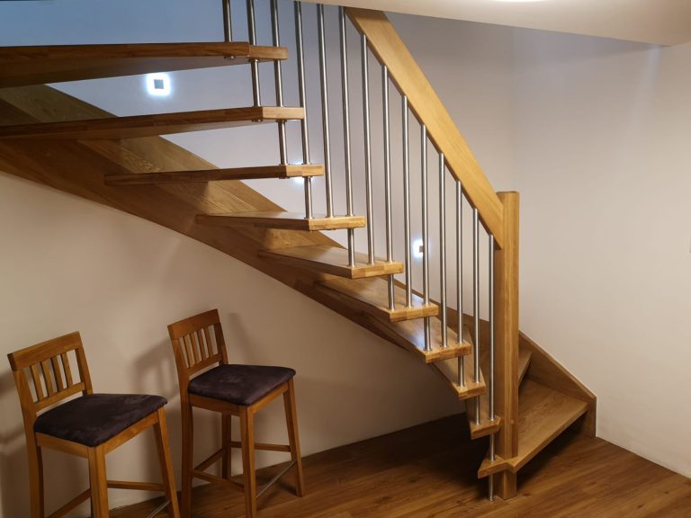 W-21 Holzwangentreppe, Handlauftragende, 2 x ¼ gewendelt, Ganze Treppe aus Eiche, Edelstalstäben
