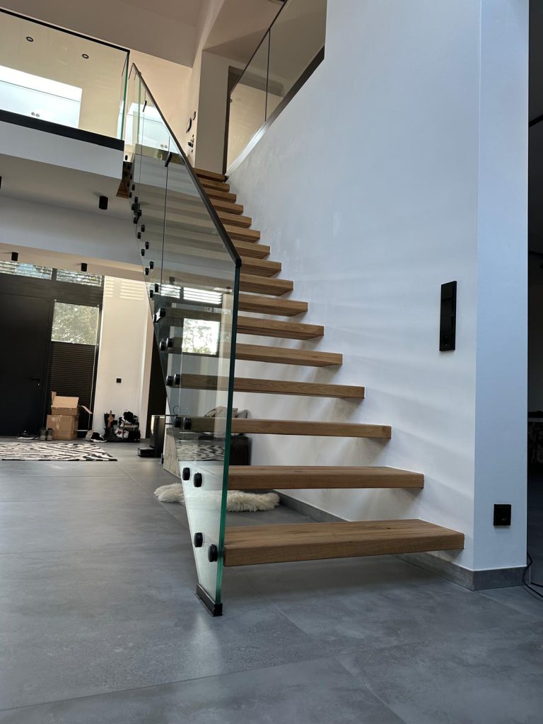 W-59 Glastreppe, gerade, Stufen aus Eiche rustikal, Klarglas, Ganzglasgeländer, Aluminiumschiene, Punkthalter