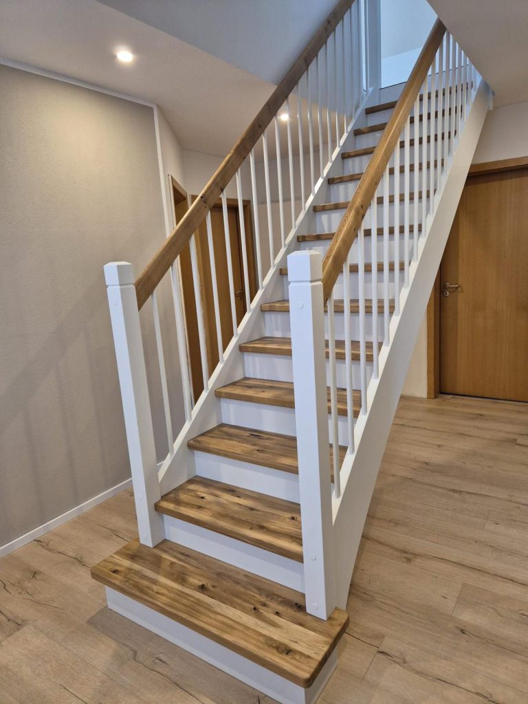 W-5 Holzwangentreppe, gerade, Stufen aus Eiche rustikal, Wangen in Weiß