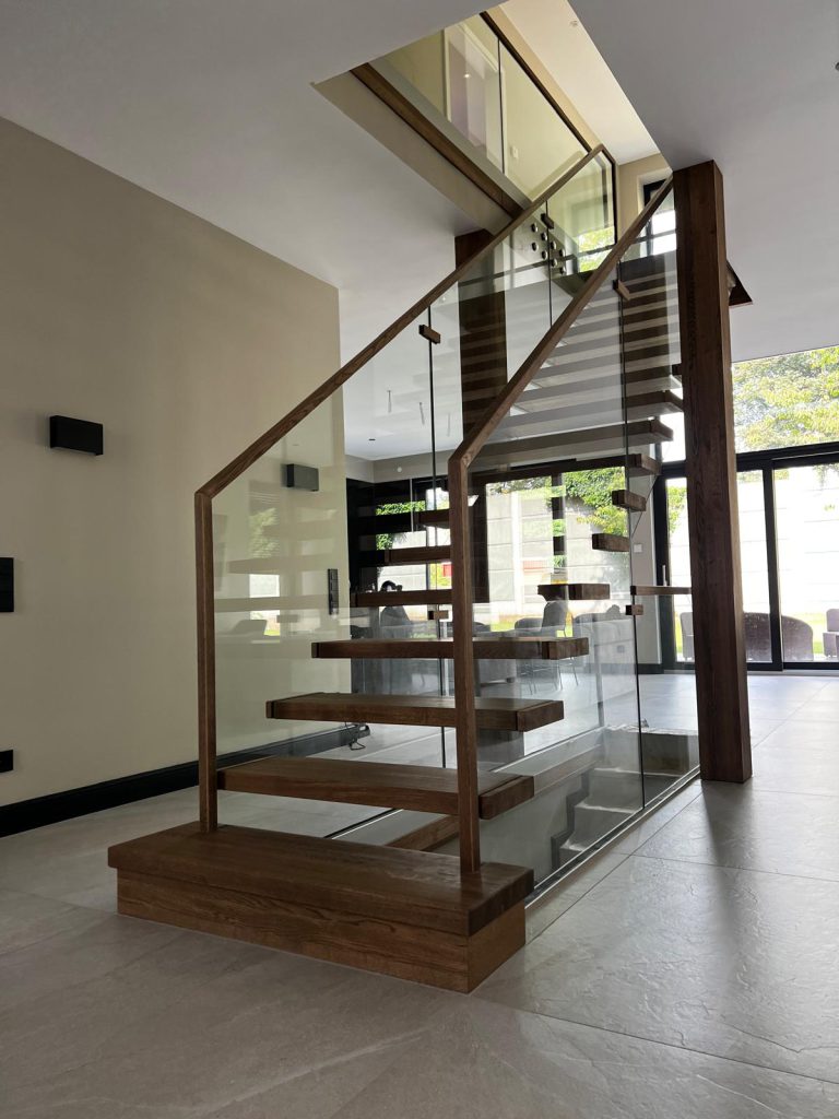 W-60 Glastreppe, gerade, Ganze Treppe aus Eiche, Klarglas, Glasgeländer, Punkthalter, Aluminiumschiene