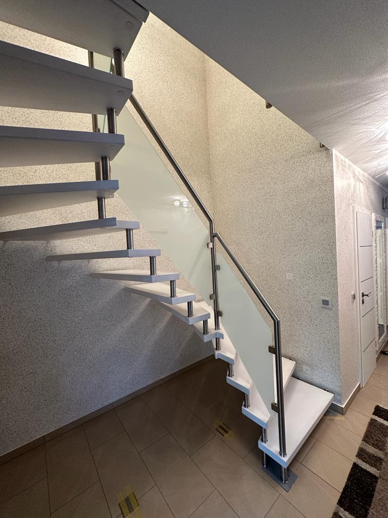 W-24 Holzwangentreppe, 2 x ¼ gewendelt, Handlauftragende, Gummibolzen, Ganze Treppe in Weiß, Edelstahlgeländer, Milchglas