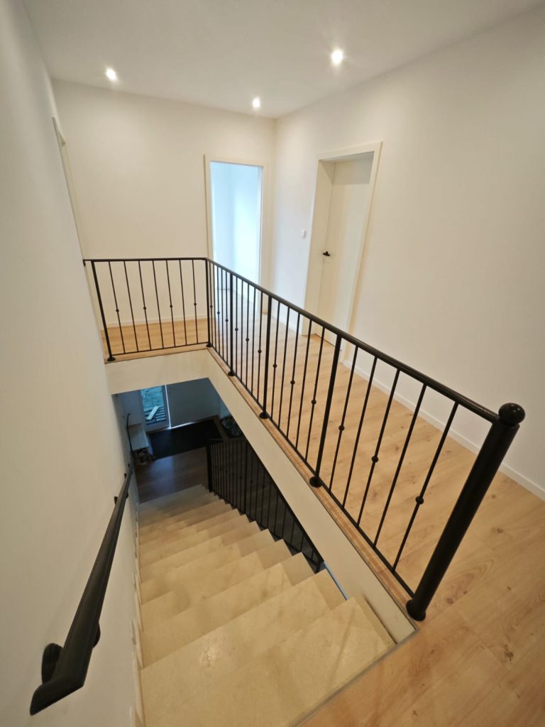 G-6 Treppengeländer, Flachstahlgeländer in Schwarz, Befestigung von oben, Befestigung von der Seite