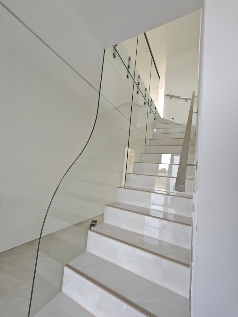 G-14 Ganzglasgeländer, Aluminiumschiene, Punkthalter, Klarglas