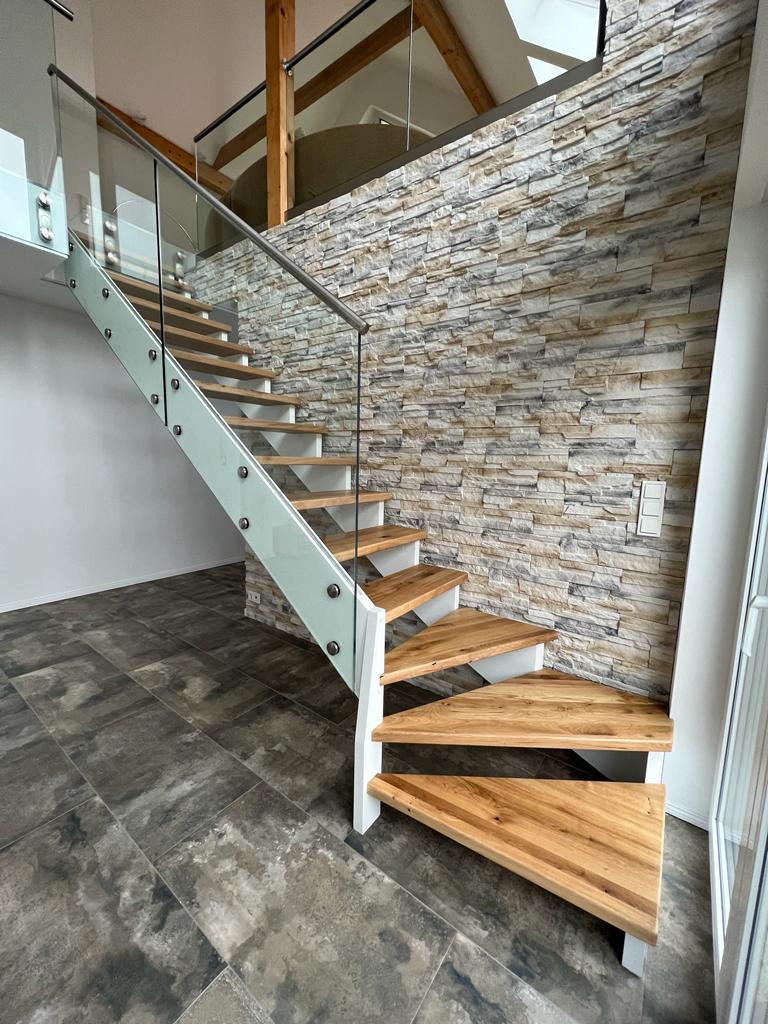 W-28 Holzwangentreppe,  Gerade, ¼ gewendelt, Aufgesattelte, Stufen aus Eiche AB, Wangen in Weiß, Klarglas, Edelstahlhandlauf, Punkthalter