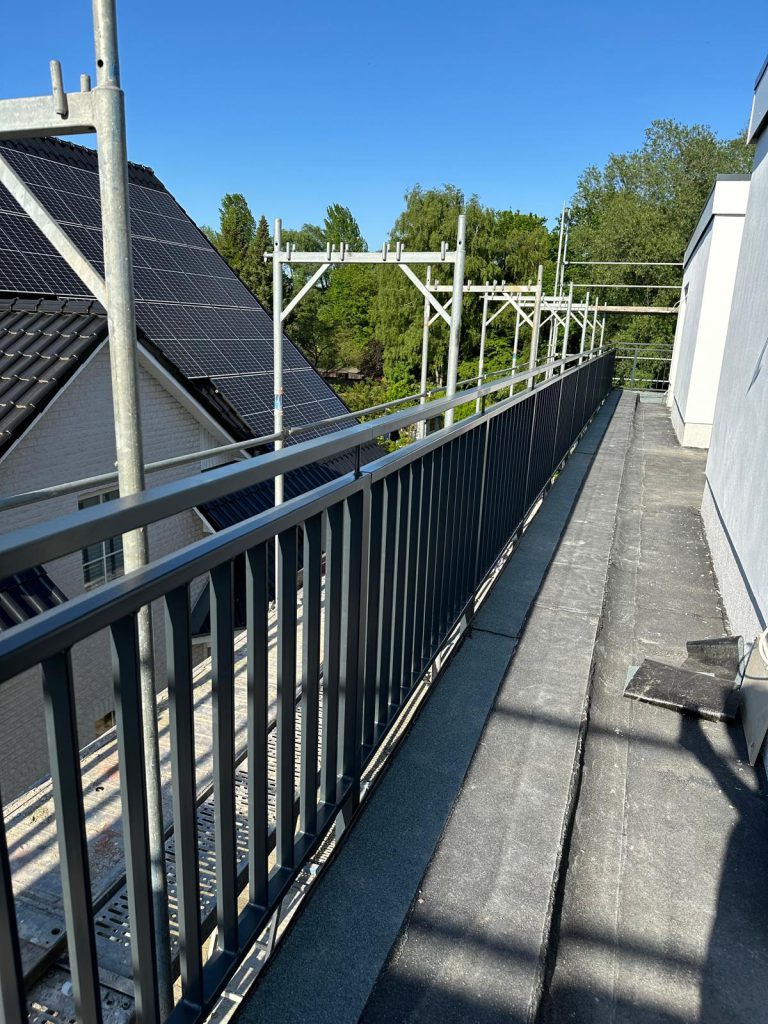 A-1 Terrassengeländer, Stahlgeländer mit Edelstahlhandlauf, Befestigung von der Seite