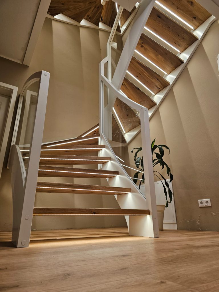 W-32 Holzwangentreppe, ½ gewendelt, Stufen aus Eiche rustikal, Klarglas, Glasgeländer, Wangen in Weiß, LED Bänder, Deckenlochverkleidung