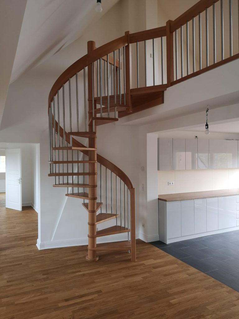 W-35 Holzwangentreppe,  Spindeltreppe,  Treppe aus Buche, Edelstalstäben