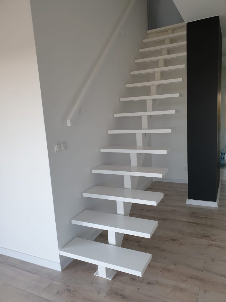 W-37 Stahlwangentreppe in Weiß, Einholmtreppe, Stufen in Weiß