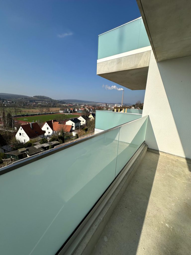 A-19 Außengeländer, Balkongeländer, Milchglas, Aluminiumschiene