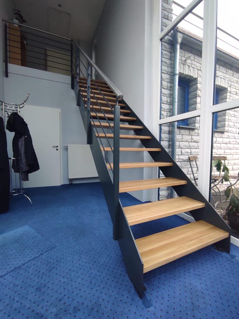 W-38 Stahlwangentreppe in Anthrazit, gerade, Stahlgeländer mit Edelstahlhandlauf, Stufen aus Eiche AB