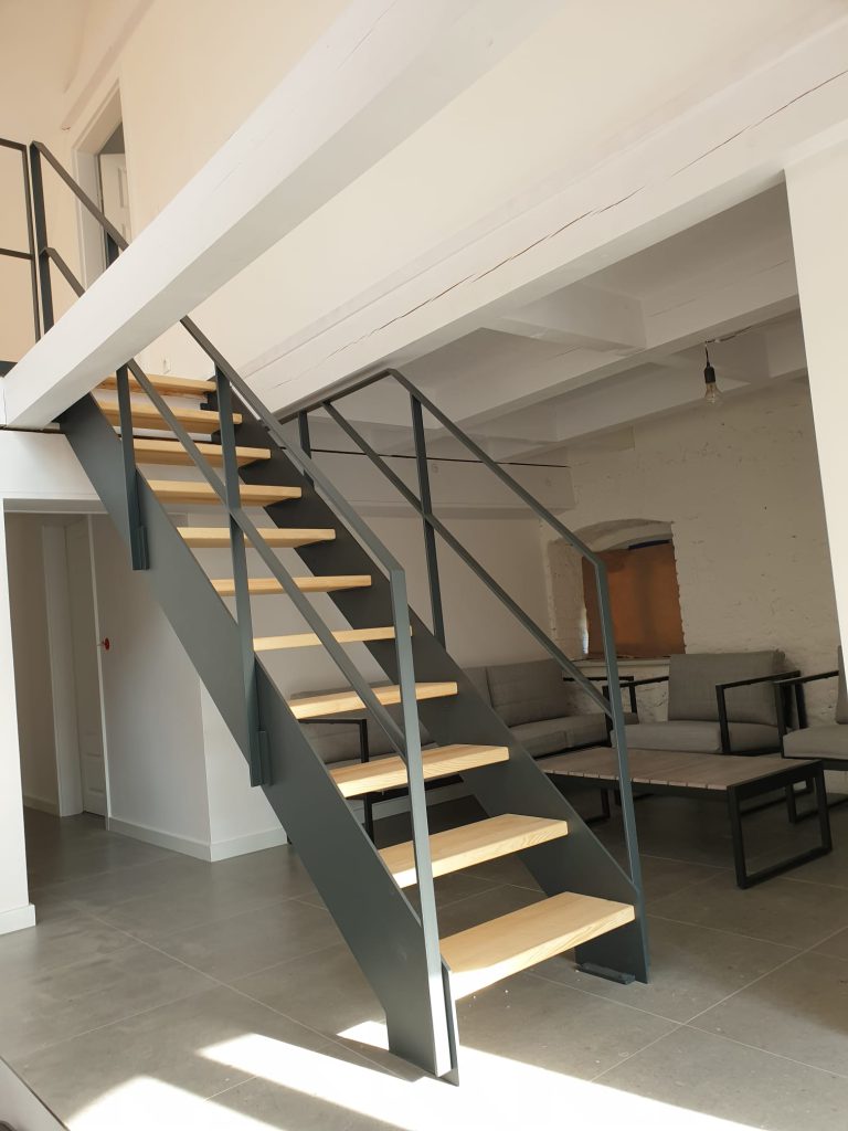 W-39 Stahlwangentreppe in Anthrazit , gerade, Stufen aus Fichte, Stahlgeländer