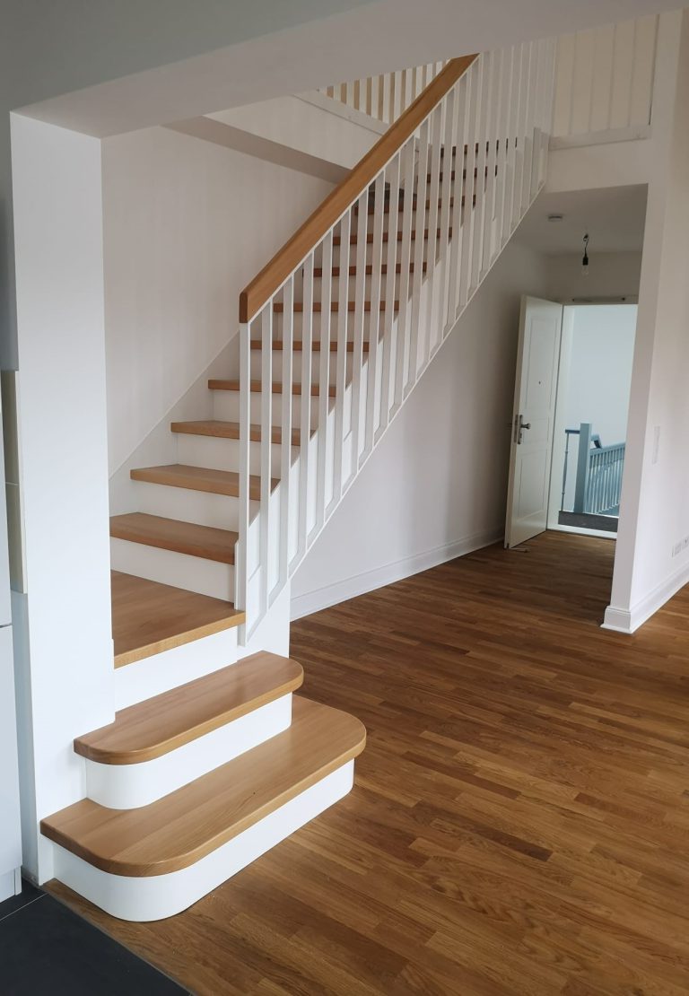 W-42 Stahlwangentreppe in Weiß, ¼ gewendelt mit Podest, Stufen aus Buche, Stahlgeländer mit Holzhandlauf, Blockstufe