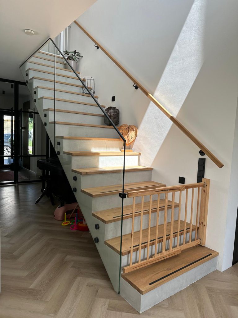 B-6 Stufen auf Betontreppe, Gerade, Glasgeländer, Ganzglasgeländer, Klarglas, Punkthalter, Wandhandlauf, Fensterbank, Lofttür Zweiflügelige