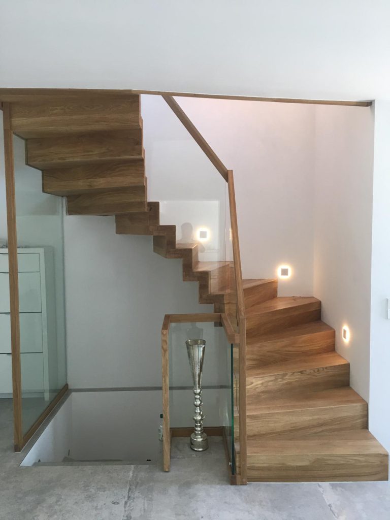 W-51 Faltwerktreppe, ½ gewendelt, Ganze Treppe aus Eiche AB, Glasgeländer, Klarglas, Glaswand, Deckenlochverkleidung