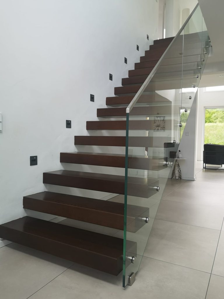 W-52 Kragarmtreppe, gerade, Klarglas, Ganzglasgeländer, Aluminiumschiene, Punkthalter