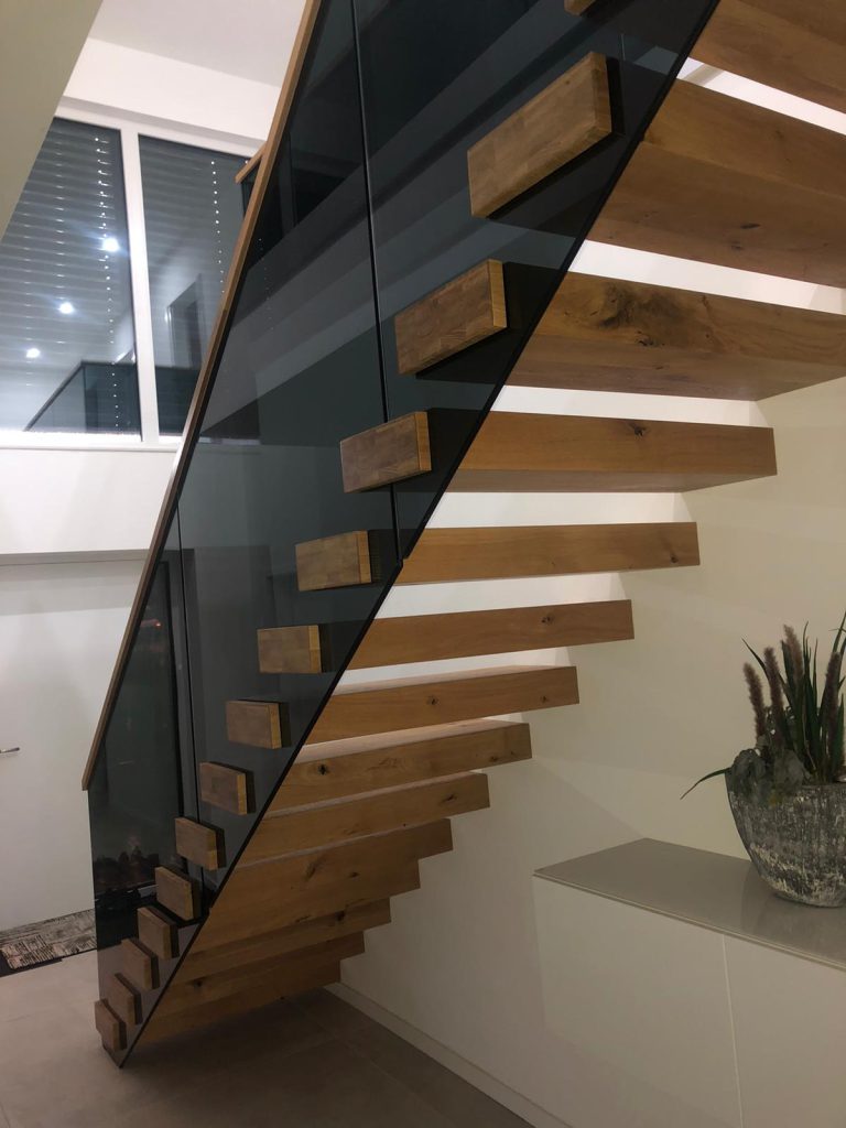 W-53 Kragarmtreppe, gerade, Graphitglas, Glasgeländer mit Holzhandlauf, Aluminiumschiene, Punkthalter