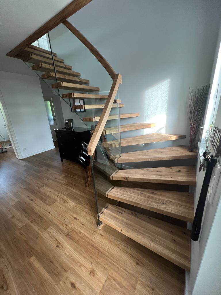 W-57 Glastreppe, ¼ gewendelt, Ganze Treppe aus Eiche rustikal, Glasgeländer, Punkthalter, LED Bänder, Deckenlochverkleidung