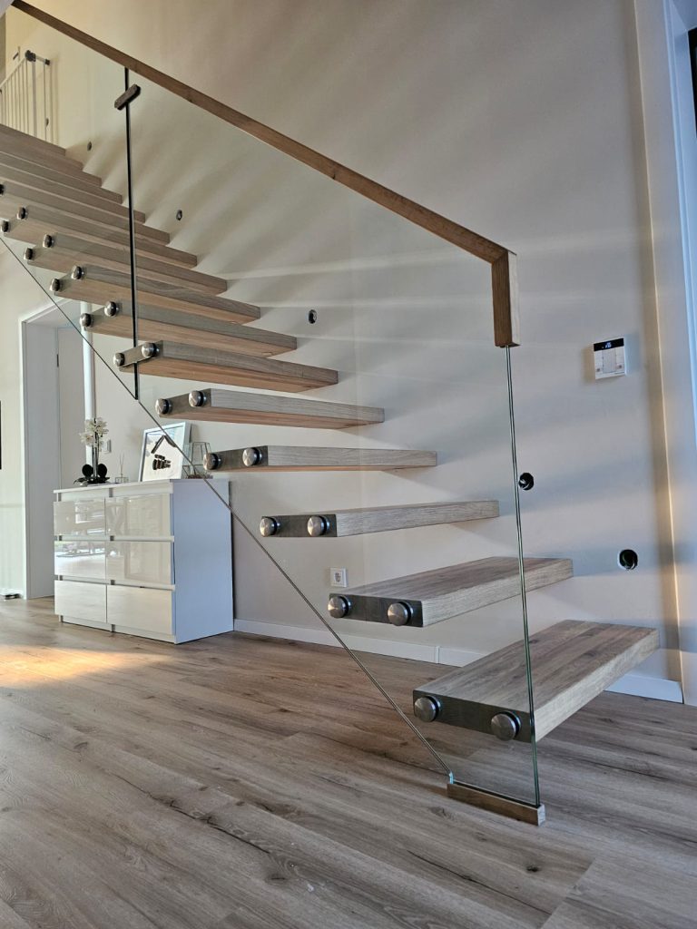 W-58 Glastreppe, gerade, Ganze Treppe aus Eiche rustikal, Glasgeländer, Punkthalter, Brett für Mauer