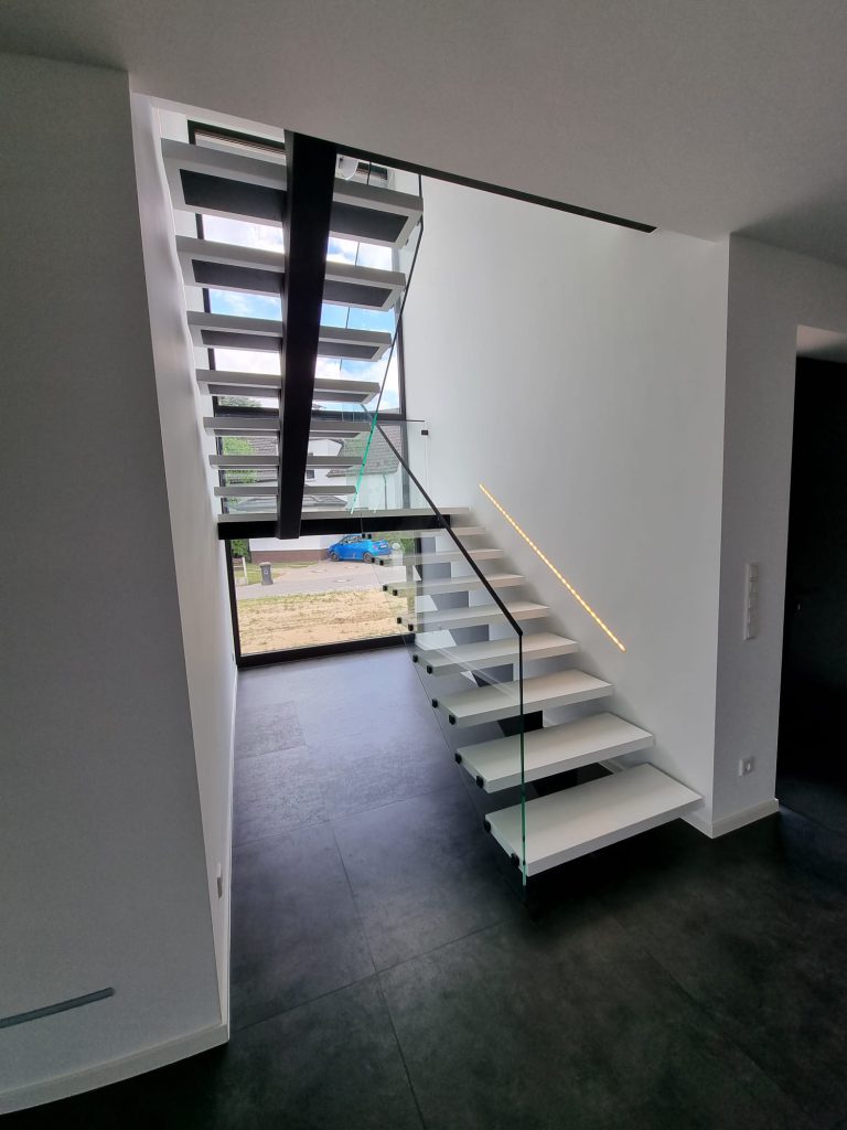 W-62 Stahlwangentreppe in Schwarz, Einholmtreppe, ½ gewendelt  mit Podest, Ganzglasgeländer, Klarglas, Punkthalter