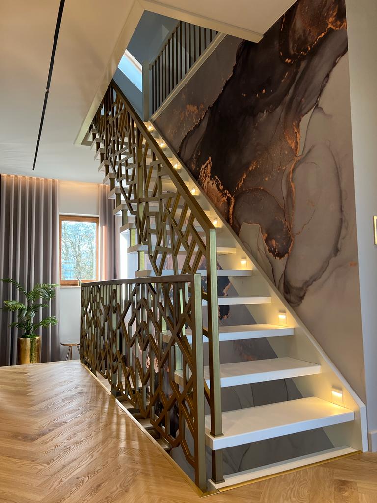 W-63 Holzwangentreppe, gerade, Treppengeländer, Stahlgeländer in Gold, Stufen in Weiß, Hülsen, Deckenlochverkleidung