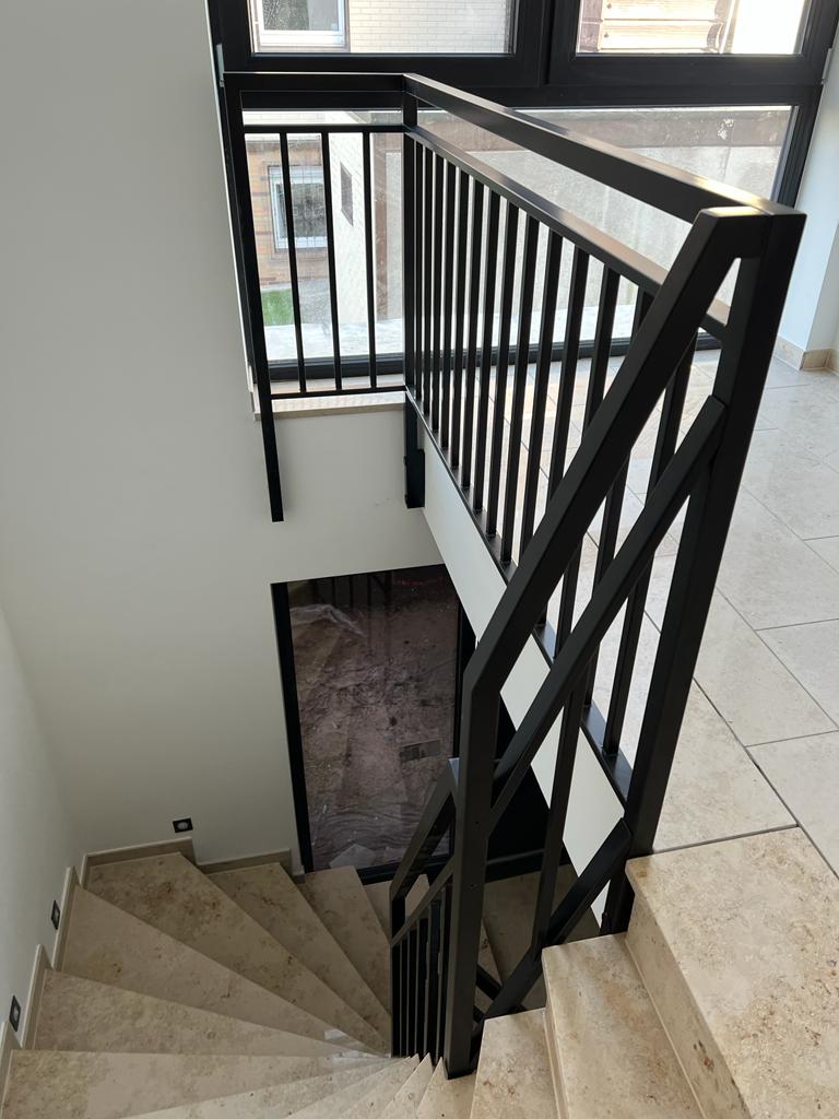 G-3 Treppengeländer, Stahlgeländer in Schwarz, Befestigung von der Seite, Befestigung von oben