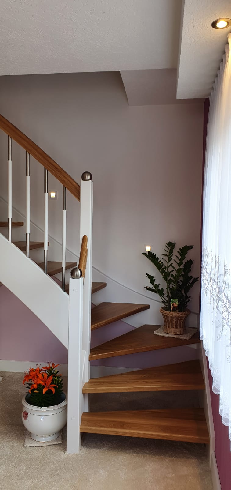 W-9 Holzwangentreppe, ¼ gewendelt, Stufen aus Eiche AB, Wangen in Weiß, Edelstahlstäben