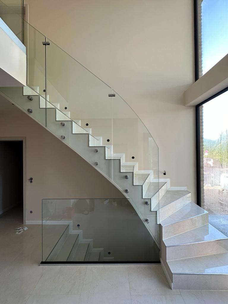 G-7 Treppengeländer, Ganzglasgeländer, Glas bis Decke, Klarglas, Punkthalter, Aluminiumschiene