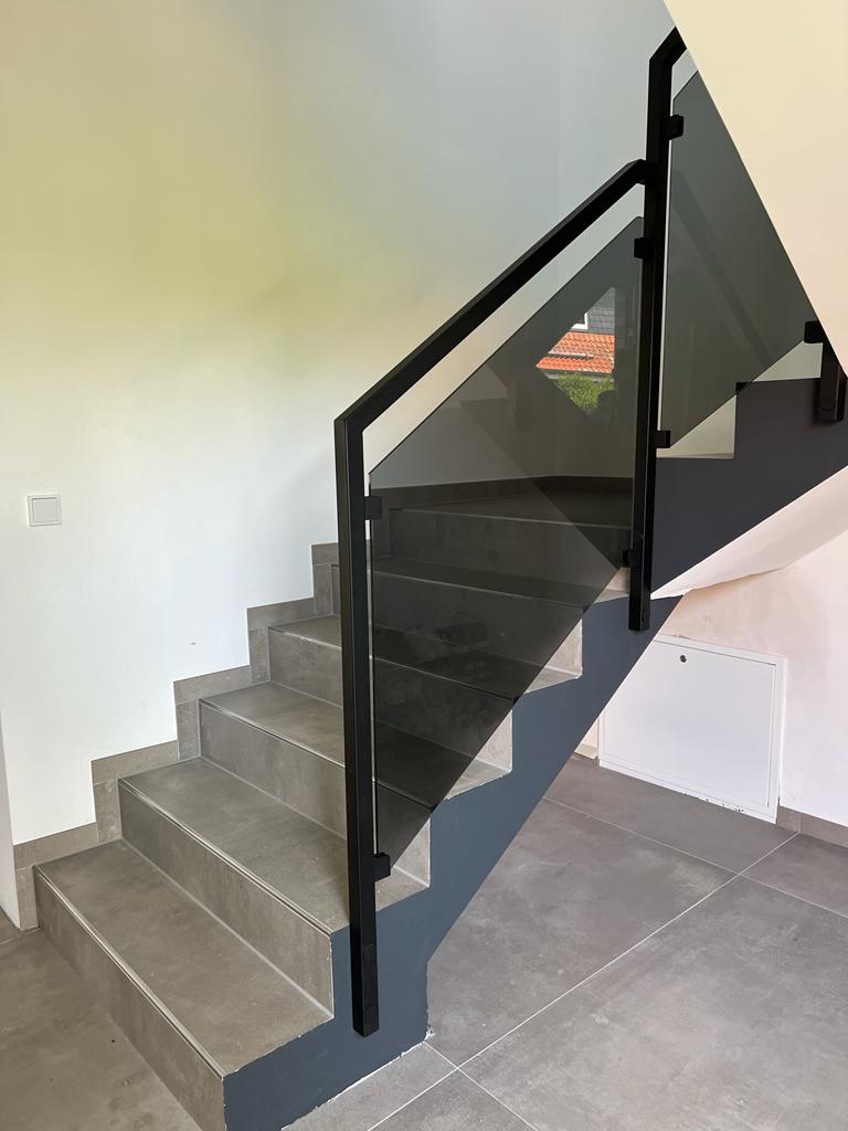 G-8 Treppengeländer in Schwarz, Befestigung von der Seite, Graphitglas