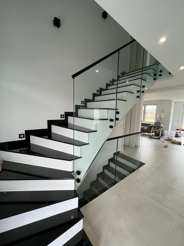 G-16 Treppengeländer, Glasgeländer mit Edelstahlhandlauf in Schwarz, Klarglas, Punkthalter