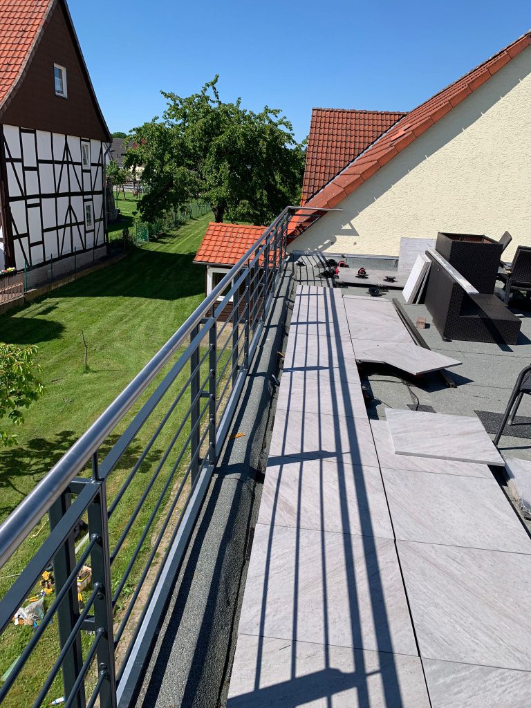 A-3 Terrassengeländer, Stahlgeländer mit Edelstahlhandlauf, Befestigung von der Seite