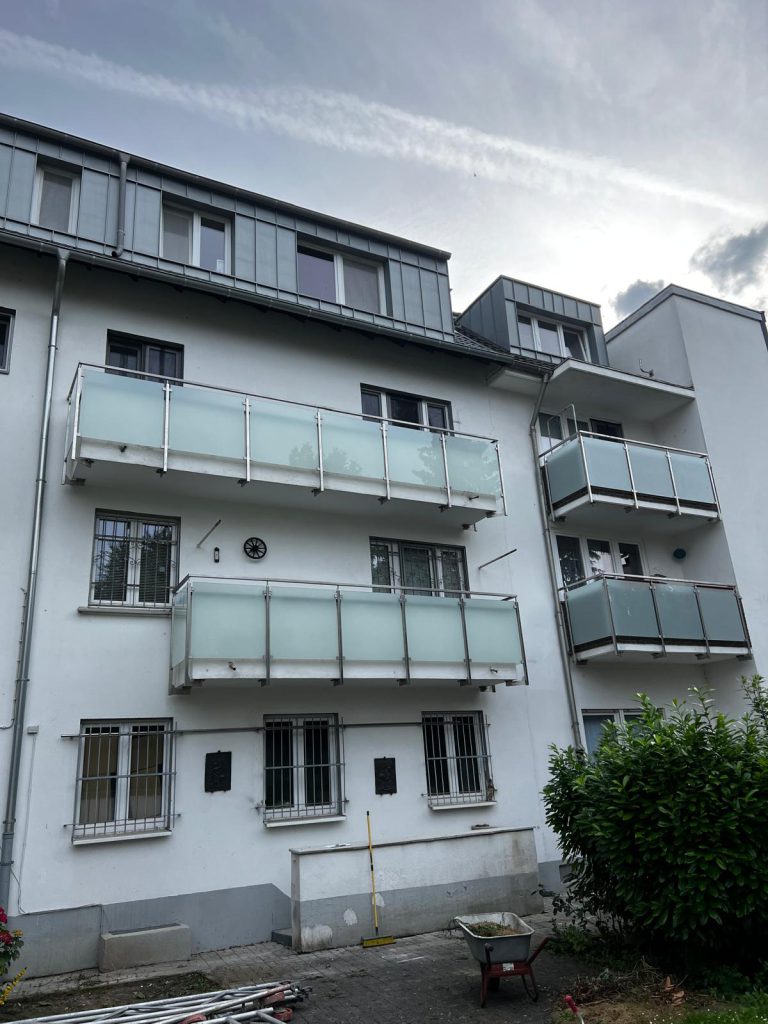 A-6 Terrassengeländer, Edelstahlgeländer, Befestigung von unten, Milchglas