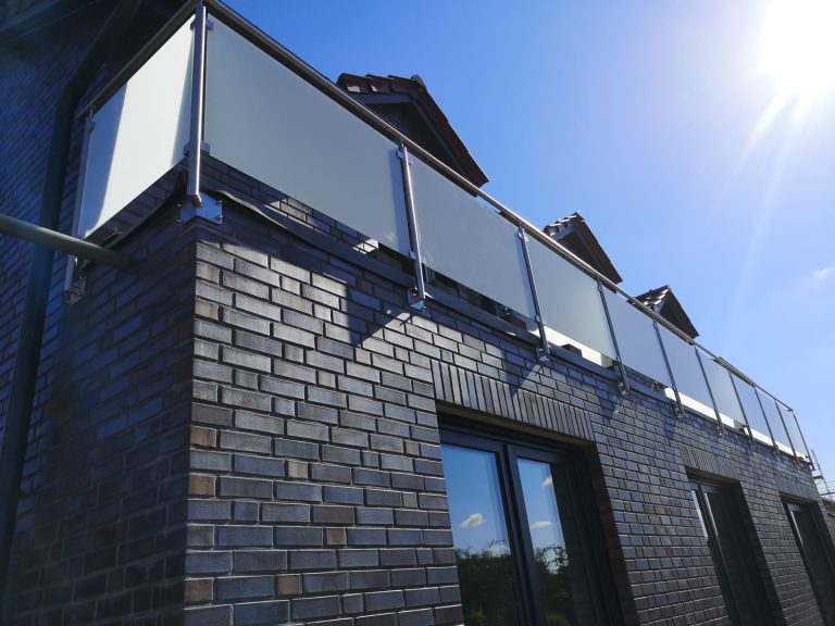 A-8 Terrassengeländer, Edelstahlgeländer, Befestigung von der Seite, Milchglas