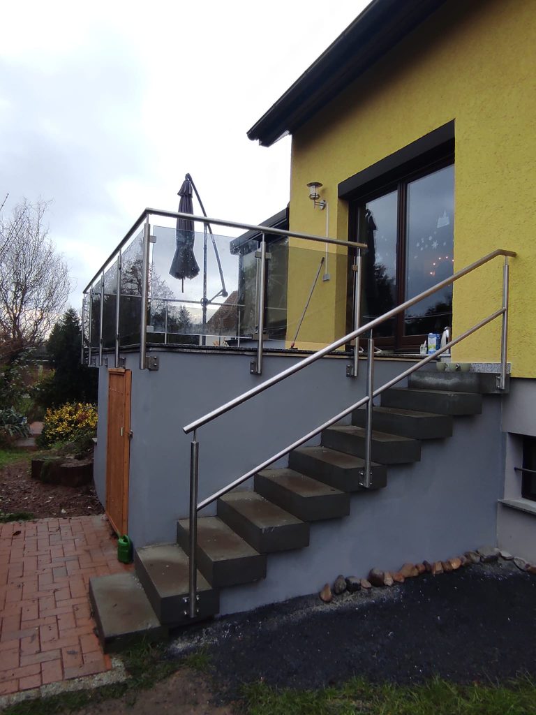 A-9 Terrassengeländer, Edelstahlgeländer, Befestigung von der Seite, Rauchglas