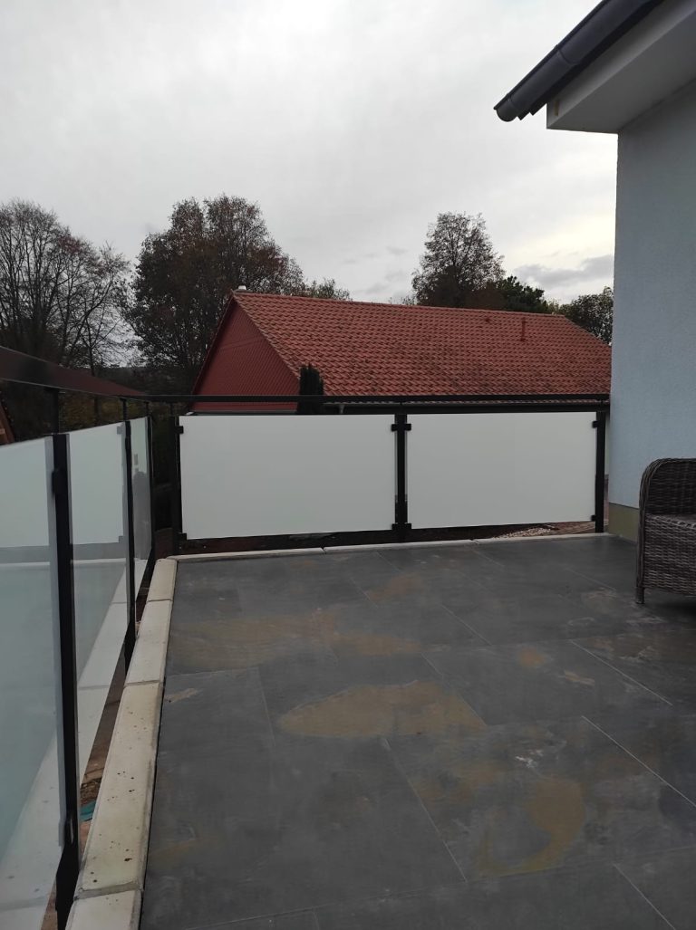 A-10 Terrassengeländer, Befestigung von der Seite, Stahlgeländer in Schwarz, Milchglas