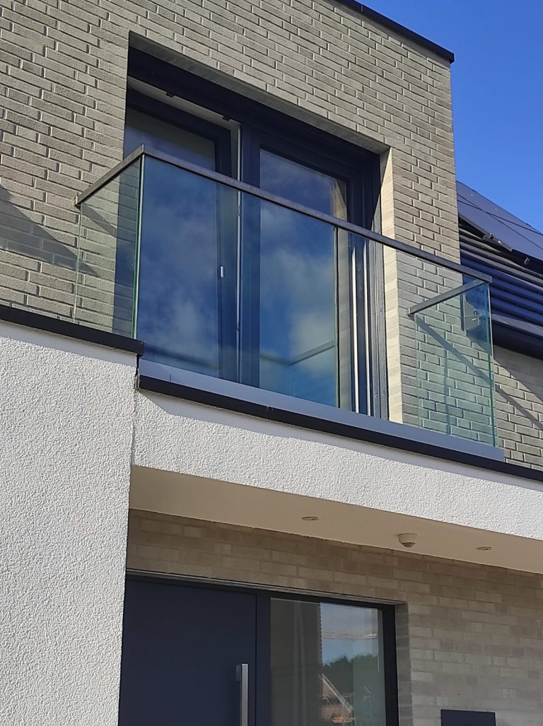 A-20 Terrassengeländer, Klarglas, Aluminiumschiene, Edelstahlhandlauf