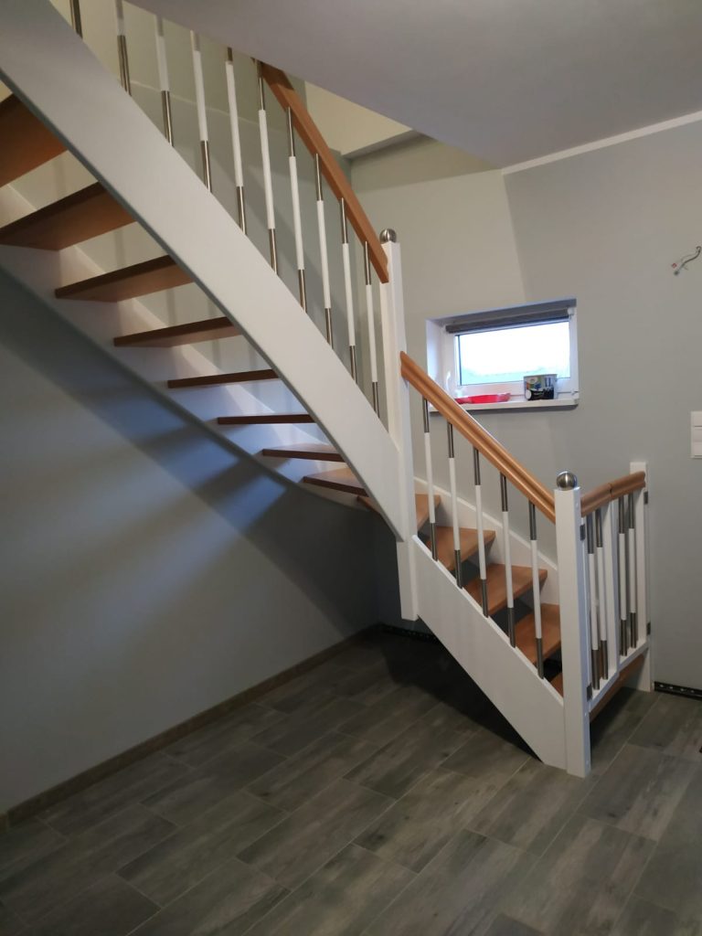 W-1 Holzwangentreppe, ¼ gewendelt, Stufen aus Buche, Wangen in Weiß, Edelstahlstäben, Kinderschutzgitter