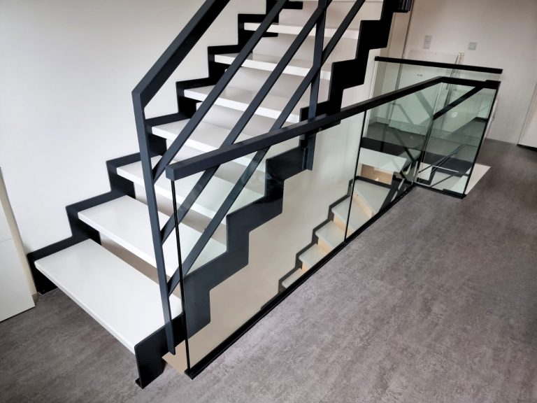 W-45 Stahlwangentreppe in Anthrazit Zick-Zack, ¼ gewendelt, Stahlgeländer, Stufen in Weiß, Ganzglasgeländer, Klarglas, Aluminiumschiene